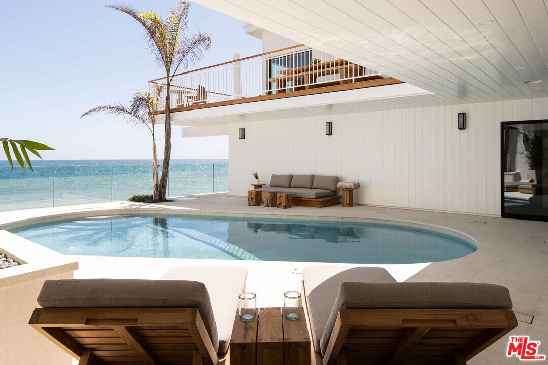 27356 Escondido Beach Rd in Malibu, CA - Building Photo