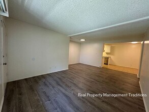 2040 W Ave J 13 in Lancaster, CA - Building Photo - Building Photo