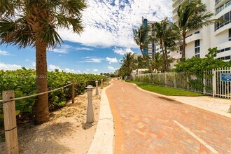 6365 Collins Ave, Unit 2209 in Miami, FL - Foto de edificio - Building Photo