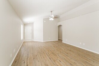 405 Pine Pointe Ct in Seffner, FL - Building Photo - Building Photo