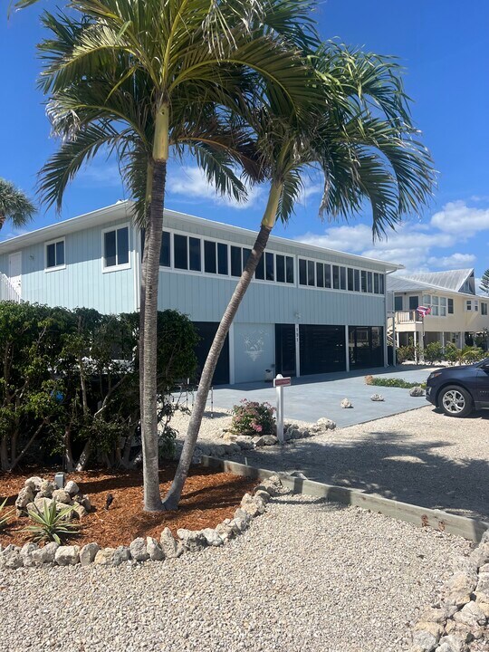 191 Anchorage St, Unit B in Fort Myers Beach, FL - Building Photo