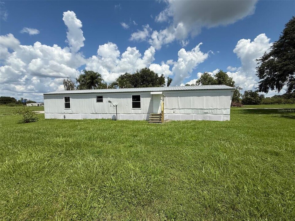 7238 Halima Rd in Dover, FL - Building Photo