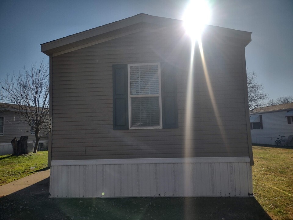 2304 Wellington Green Dr in Clarksville, IN - Building Photo