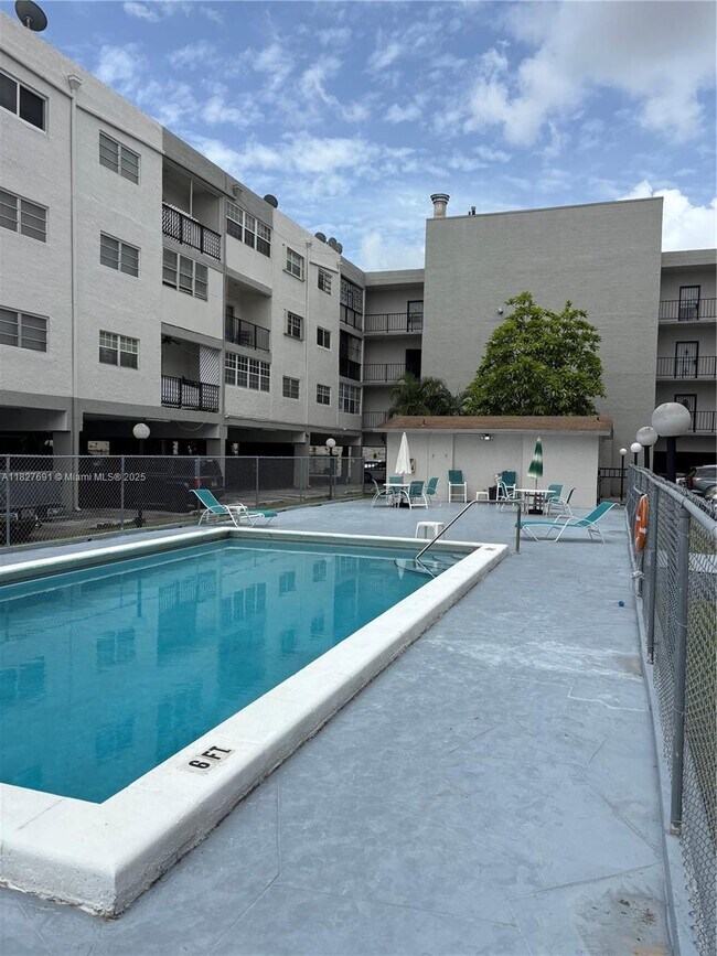 6125 W 20th Ave in Hialeah, FL - Foto de edificio - Building Photo