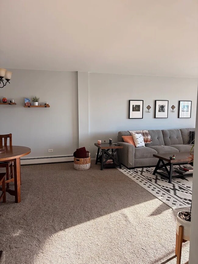 1301 S Finley Rd, Unit 403 in Lombard, IL - Foto de edificio - Building Photo