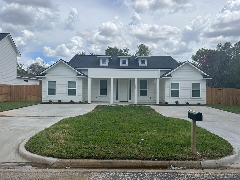 206 Gilchrist Ave in College Station, TX - Building Photo