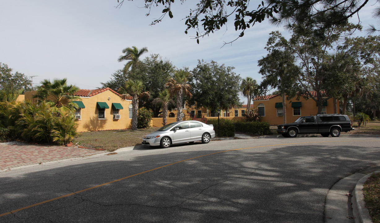 410 Palmetto Ct in Venice, FL - Foto de edificio