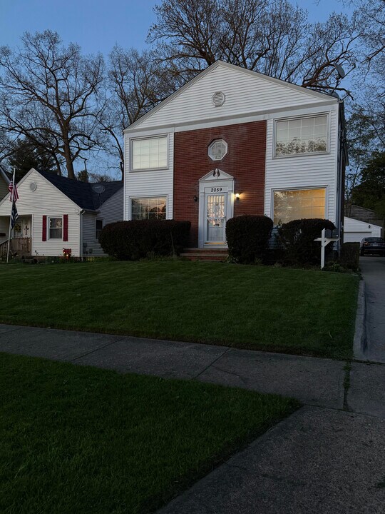 2059 12th St, Unit Upstairs Unit in Cuyahoga Falls, OH - Building Photo