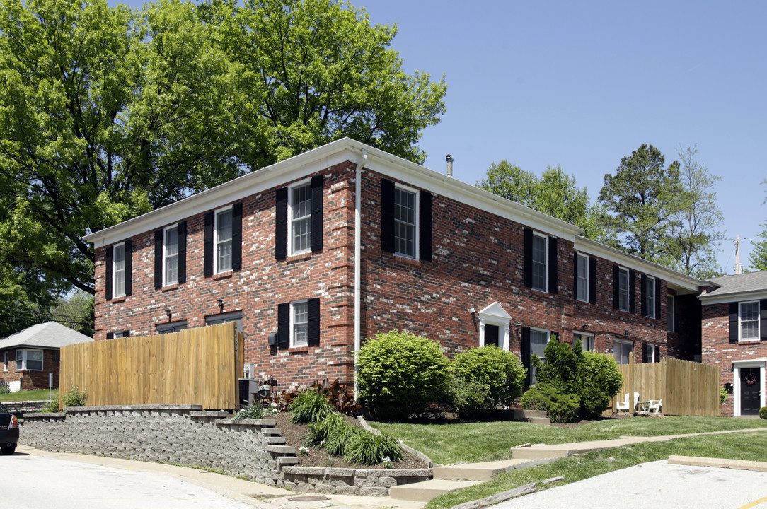 Williamsburg Square Townhomes in University City, MO - Foto de edificio