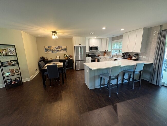 1704 Lakecliffe Dr in Wheaton, IL - Building Photo - Building Photo