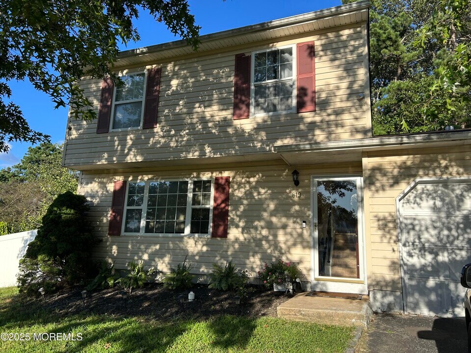819 Constitution Dr in Brick, NJ - Building Photo