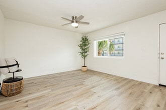 Courtyard 525 Apartments in Las Vegas, NV - Foto de edificio - Building Photo