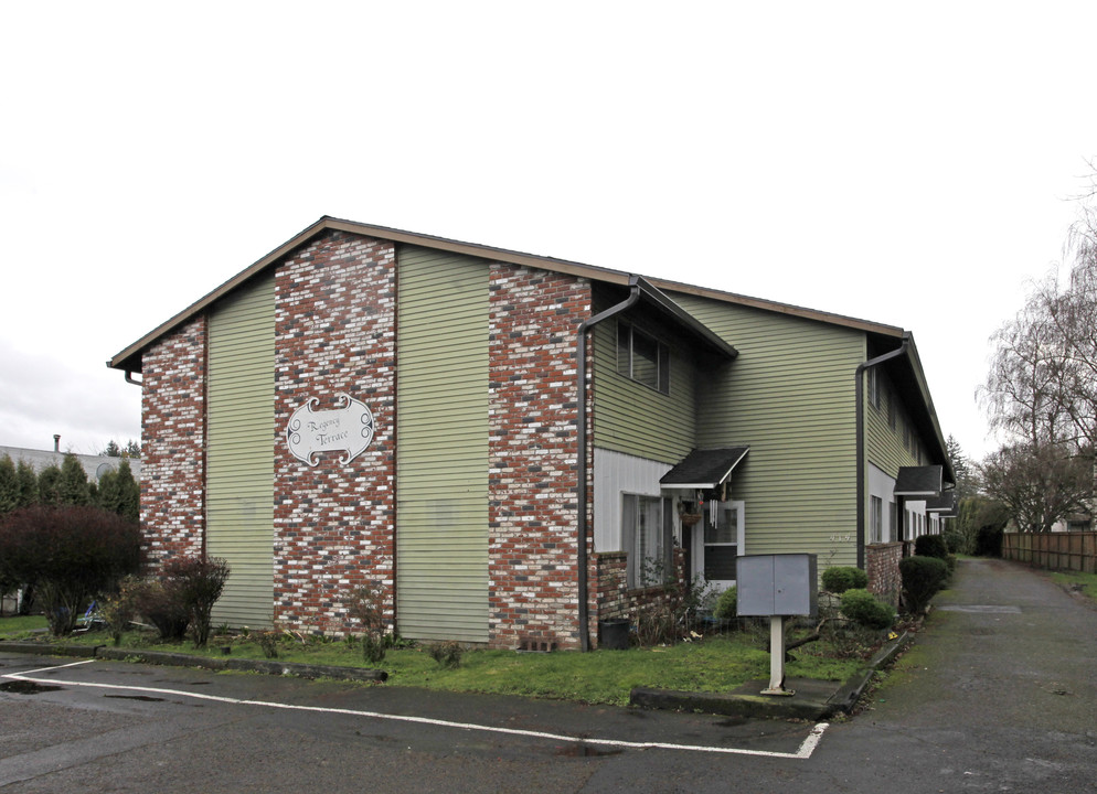 REGENCY TERRACE in Newberg, OR - Building Photo