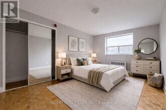 1002 Lawrence Ave E in Toronto, ON - Building Photo - Building Photo