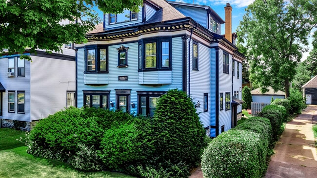 585 W Ferry St