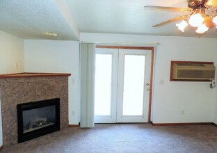 530 Iris Ave in Tiffin, IA - Foto de edificio - Building Photo
