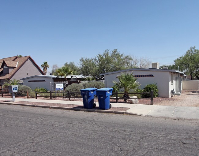 Adams Court Apartments in Tucson, AZ - Building Photo - Building Photo