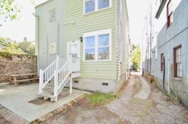 124 Wentworth St in Charleston, SC - Building Photo - Building Photo