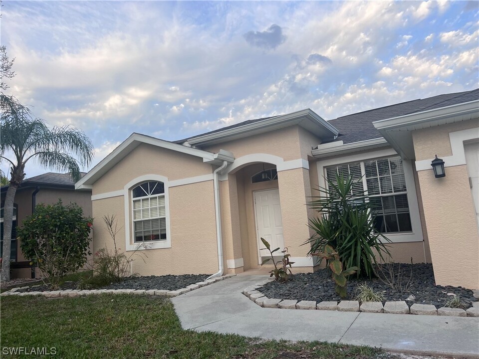 17441 Stepping Stone Dr in Ft. Myers, FL - Building Photo