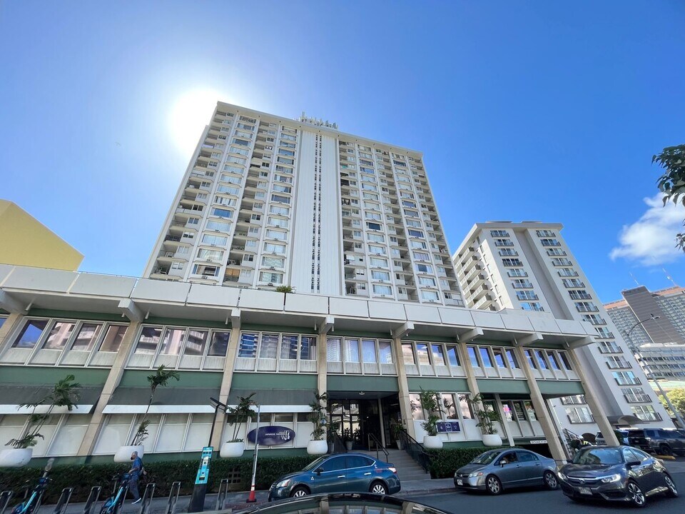 747 Amana St in Honolulu, HI - Building Photo