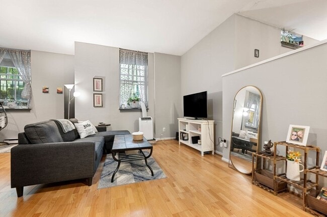350 W 4th St, Unit 103