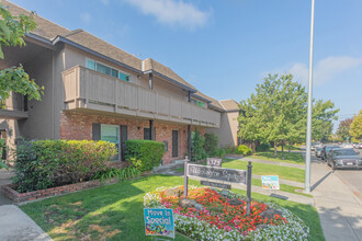 Washington Square Apartments in Mountain View, CA - Building Photo - Building Photo