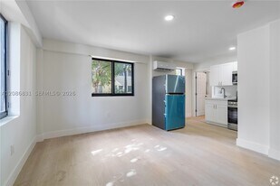 340 SW 5th St in Miami, FL - Building Photo
