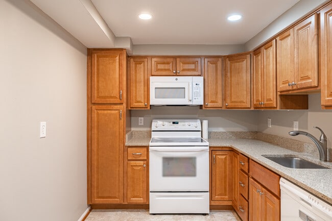 7651 Tremayne Pl, Unit 303 in McLean, VA - Building Photo - Building Photo