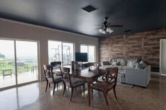 9439 Eucalyptus St in Spring Valley, CA - Foto de edificio - Building Photo