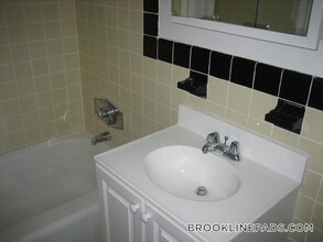 213 Gerry Rd in Brookline, MA - Building Photo - Building Photo