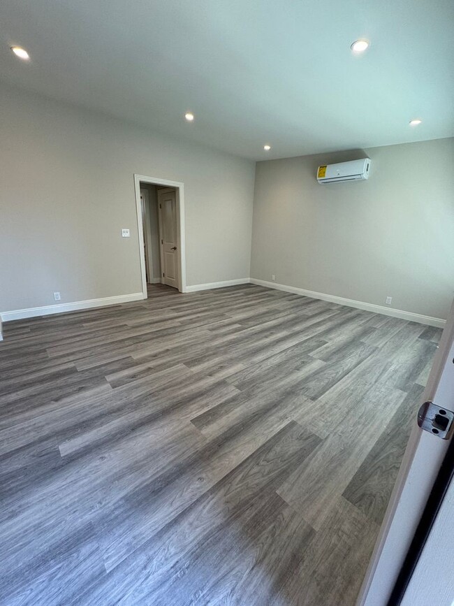 1027 S. Atlantic Ave. in Alhambra, CA - Building Photo - Interior Photo