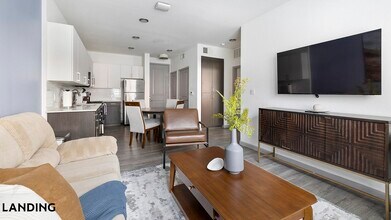 1001 S Center St in Arlington, TX - Foto de edificio - Building Photo