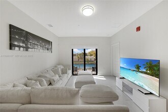 8167 NW 41st St in Doral, FL - Foto de edificio - Building Photo