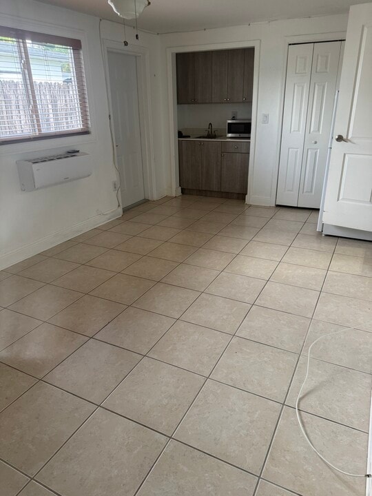 8425 SW 44th St in Miami, FL - Building Photo