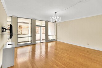 700 Biltmore Way, Unit 306 in Coral Gables, FL - Foto de edificio - Building Photo