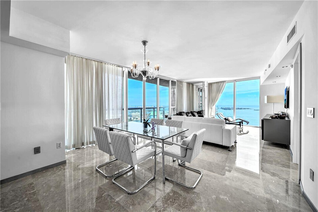 495 Brickell Ave, Unit 5302 in Miami, FL - Foto de edificio