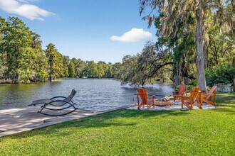 511 S Riverhills Dr in Tampa, FL - Building Photo - Building Photo