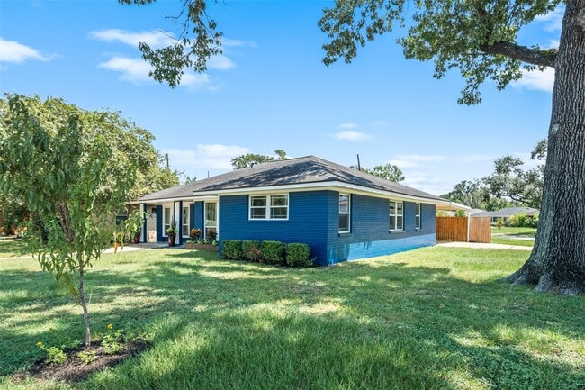 4254 T C Jester Blvd in Houston, TX - Building Photo - Building Photo