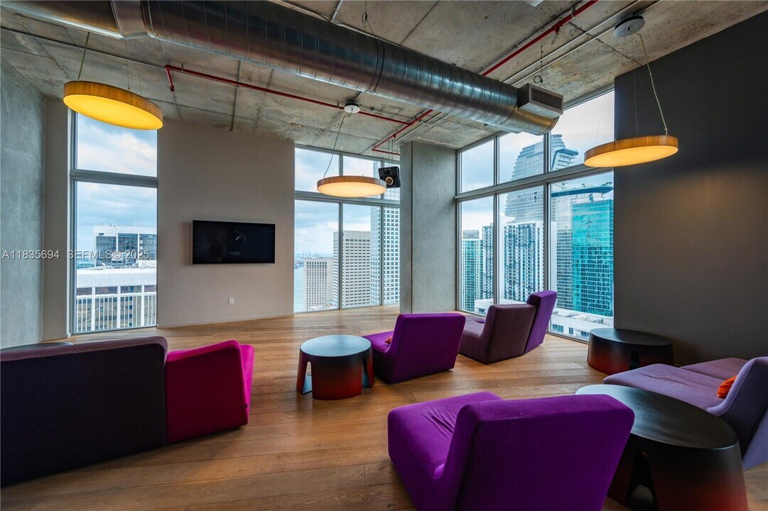 151 SE 1st St in Miami, FL - Building Photo