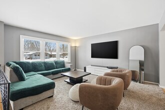 7048 Montrose Rd in Woodbury, MN - Foto de edificio - Building Photo