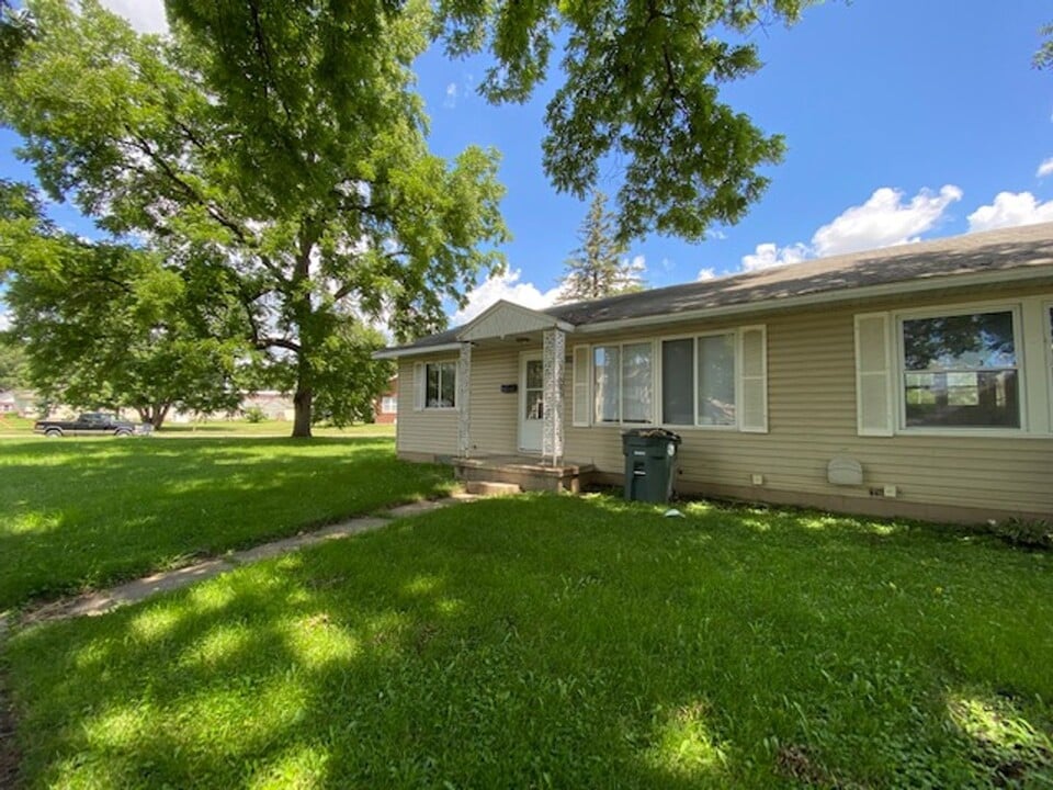 215 Western Ave in Waterloo, IA - Building Photo