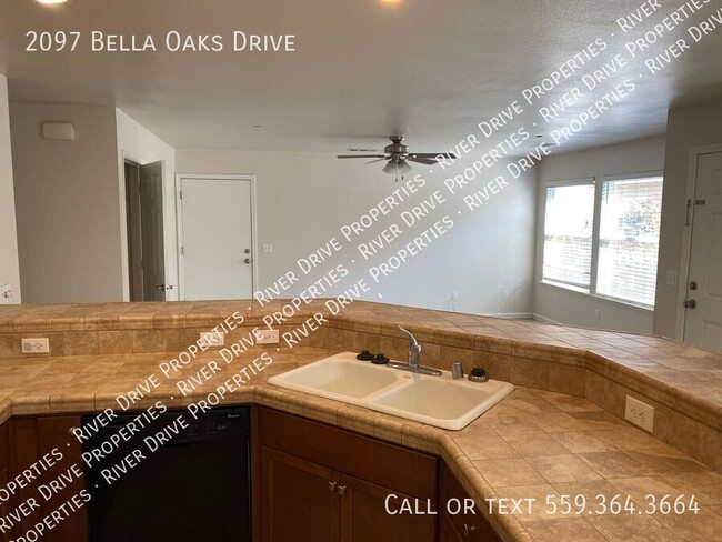 2097 Bella Oaks Dr in Tulare, CA - Foto de edificio - Building Photo