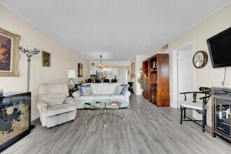 29 Yacht Club Dr in North Palm Beach, FL - Building Photo - Building Photo
