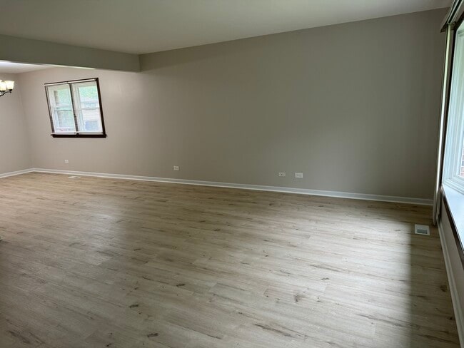 8456 Dixon Ct in Darien, IL - Building Photo - Building Photo