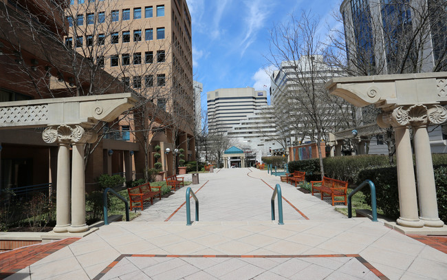 Hampden Square in Bethesda, MD - Foto de edificio - Building Photo