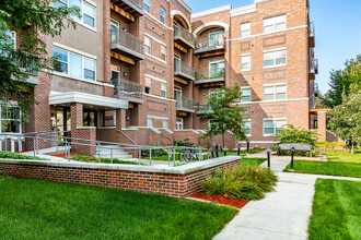 Nicholas Apartments in Rochester, MN - Building Photo - Building Photo