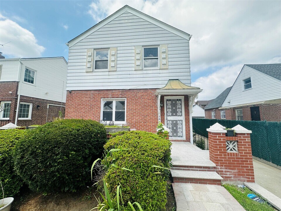 76-12 175th St in Queens, NY - Building Photo