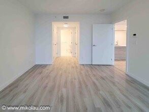 2085 Skyline Dr in Burnaby, BC - Building Photo - Building Photo