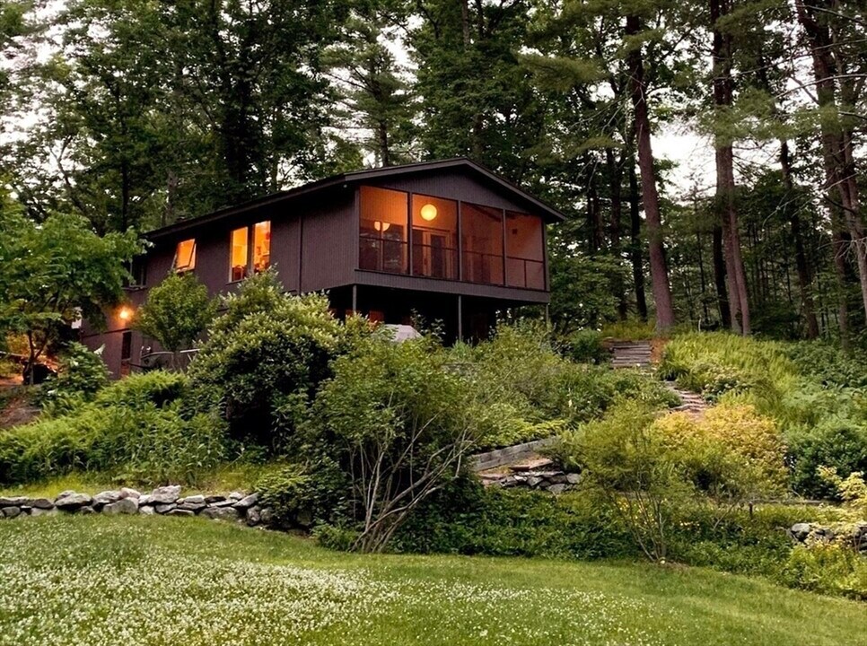61 Woodland St in Sherborn, MA - Building Photo
