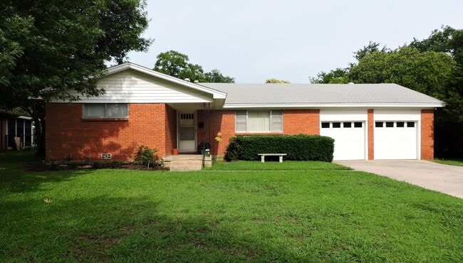 1206 Park Center St in Benbrook, TX - Building Photo - Building Photo